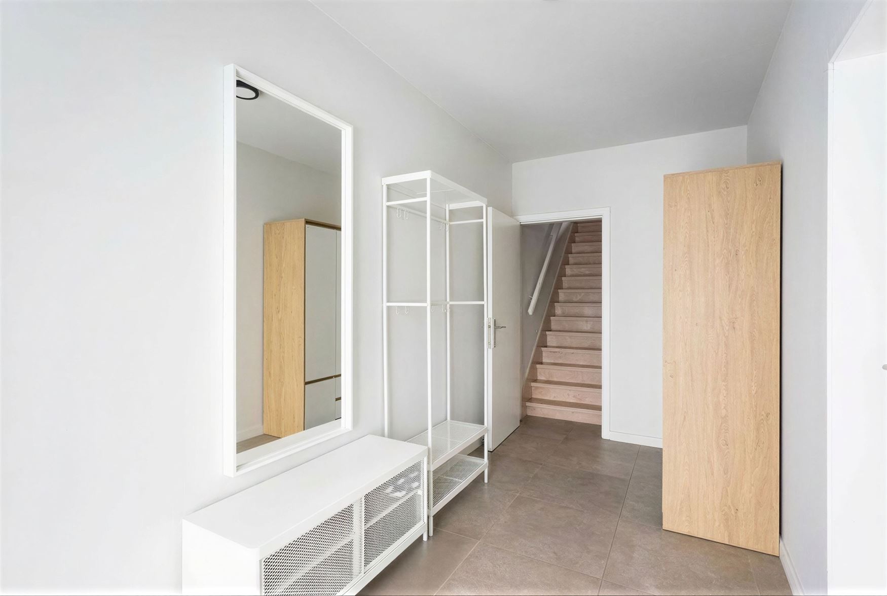 In de Hazestropdreef in Drongen staat deze volledig vernieuwde halfopen woning. Rustige en kindvriendelijke buurt, met Gent vlakbij. Hier woon je ruim...