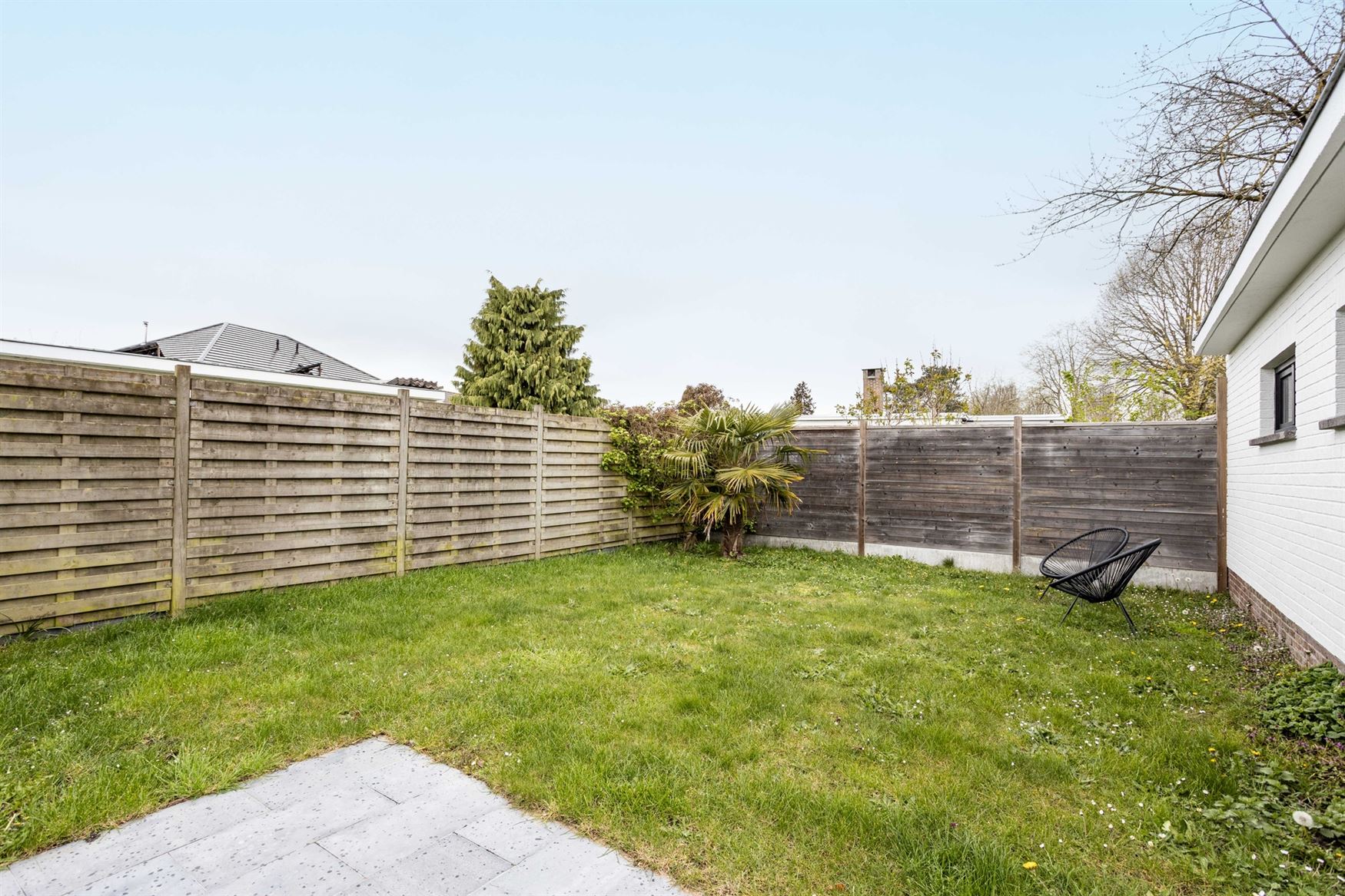 In de Hazestropdreef in Drongen staat deze volledig vernieuwde halfopen woning. Rustige en kindvriendelijke buurt, met Gent vlakbij. Hier woon je ruim...