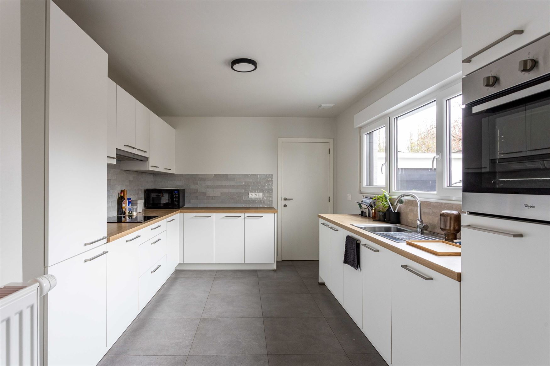 In de Hazestropdreef in Drongen staat deze volledig vernieuwde halfopen woning. Rustige en kindvriendelijke buurt, met Gent vlakbij. Hier woon je ruim...