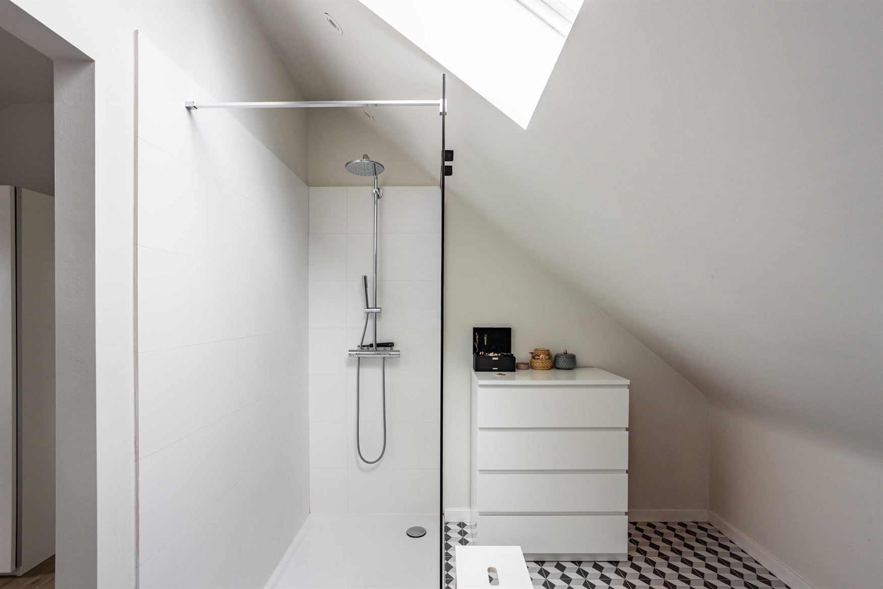 In de Hazestropdreef in Drongen staat deze volledig vernieuwde halfopen woning. Rustige en kindvriendelijke buurt, met Gent vlakbij. Hier woon je ruim...