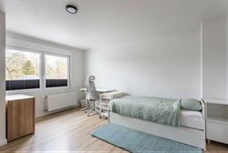 In de Hazestropdreef in Drongen staat deze volledig vernieuwde halfopen woning. Rustige en kindvriendelijke buurt, met Gent vlakbij. Hier woon je ruim...