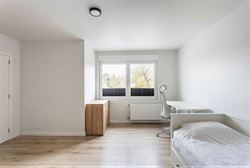 In de Hazestropdreef in Drongen staat deze volledig vernieuwde halfopen woning. Rustige en kindvriendelijke buurt, met Gent vlakbij. Hier woon je ruim...