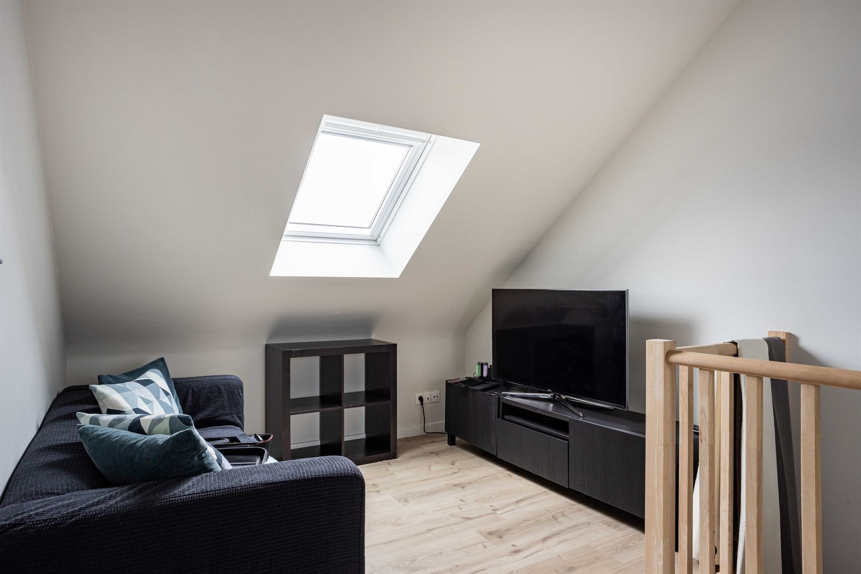 In de Hazestropdreef in Drongen staat deze volledig vernieuwde halfopen woning. Rustige en kindvriendelijke buurt, met Gent vlakbij. Hier woon je ruim...