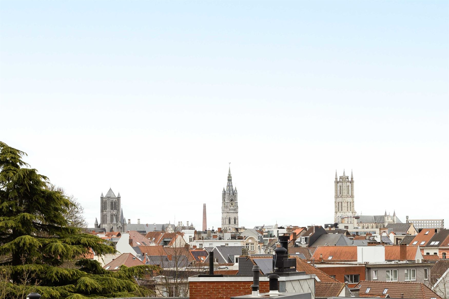 Investeren in Gent? Dan zit je hier goed. In de Lieven de Winnestraat, vlak bij de Coupure, ligt dit studentenhuis met 8 kamers. In een stad waar het ...