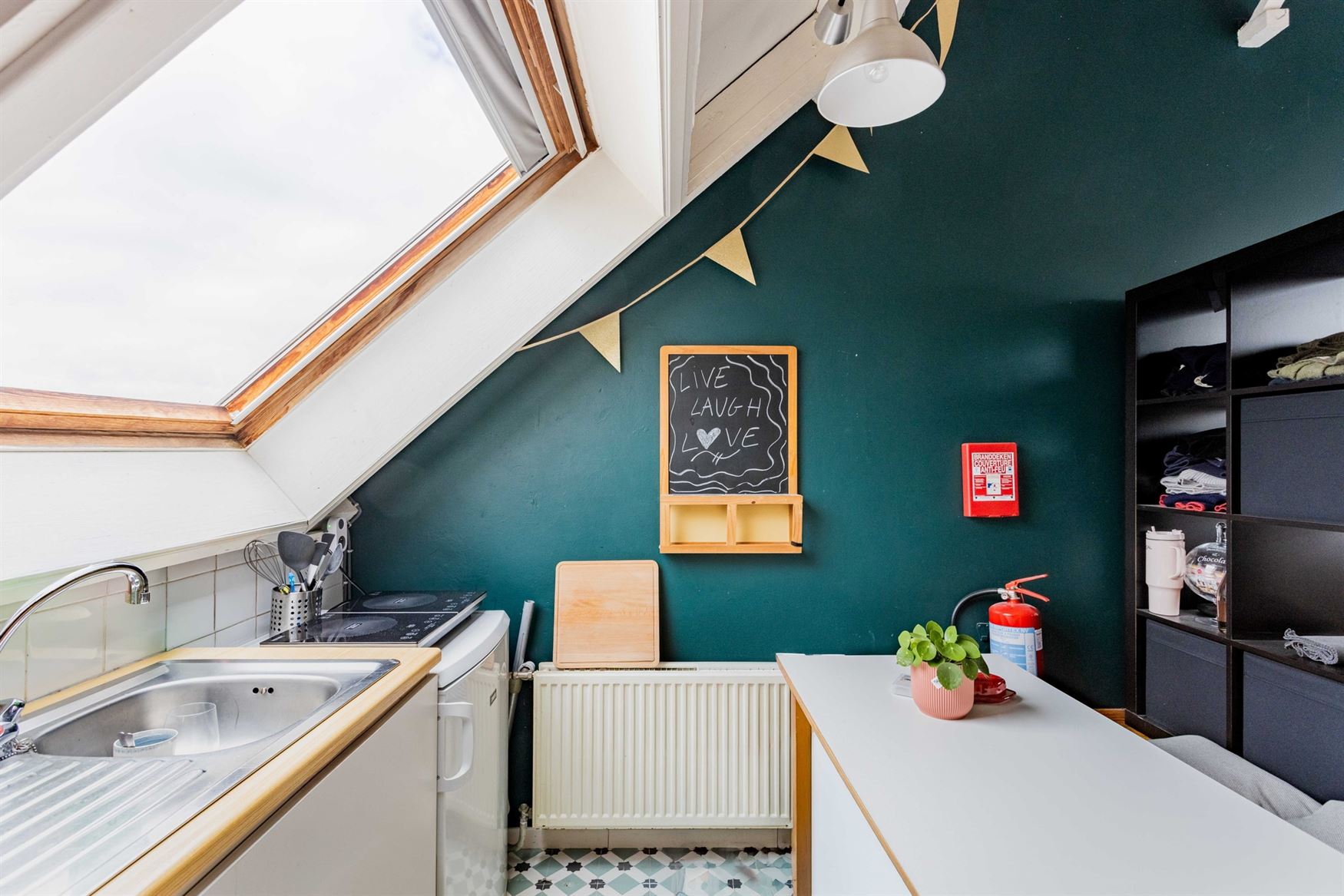 Investeren in Gent? Dan zit je hier goed. In de Lieven de Winnestraat, vlak bij de Coupure, ligt dit studentenhuis met 8 kamers. In een stad waar het ...