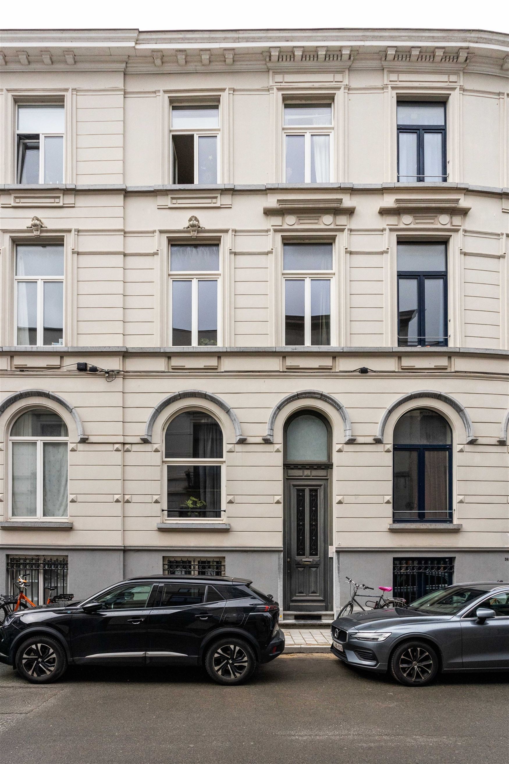 Investeren in Gent? Dan zit je hier goed. In de Lieven de Winnestraat, vlak bij de Coupure, ligt dit studentenhuis met 8 kamers. In een stad waar het ...