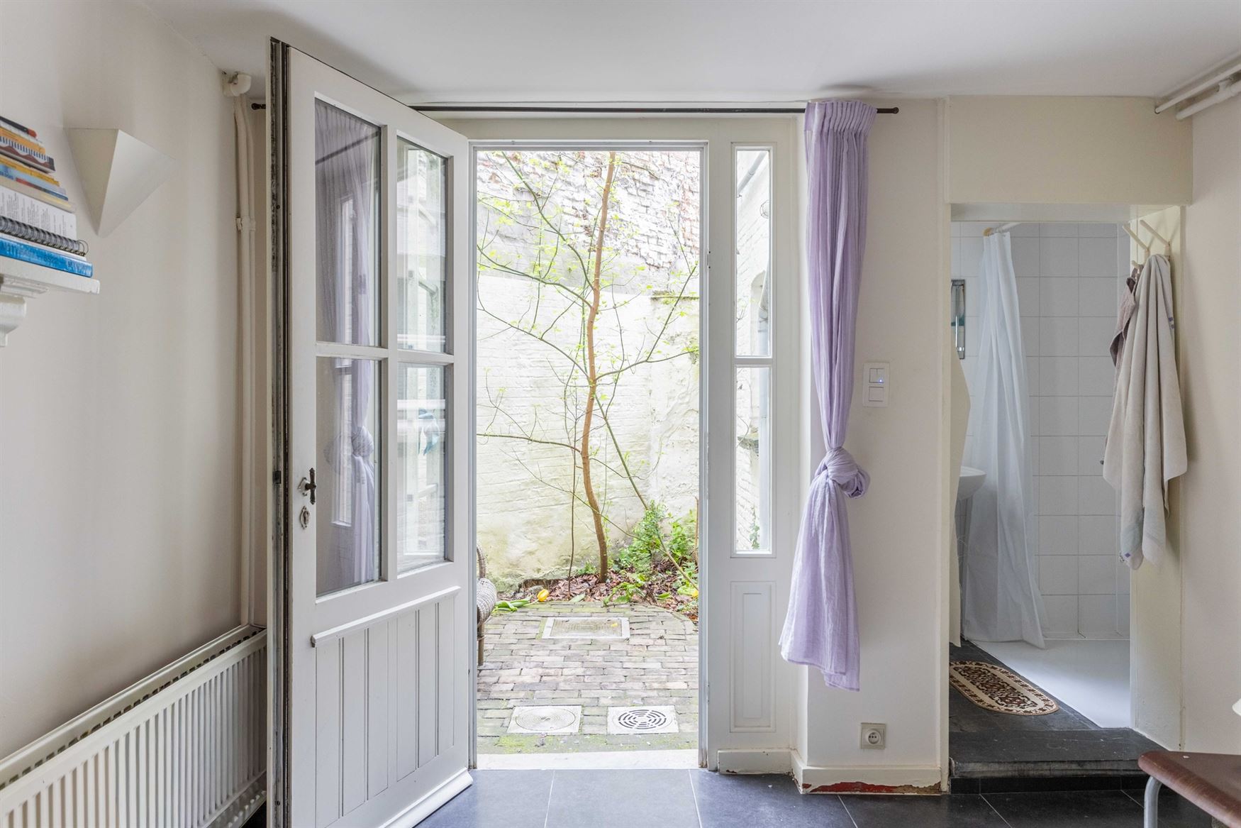 Investeren in Gent? Dan zit je hier goed. In de Lieven de Winnestraat, vlak bij de Coupure, ligt dit studentenhuis met 8 kamers. In een stad waar het ...