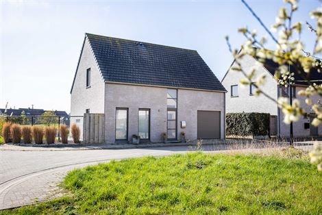 Deze moderne open bebouwing uit 2014 is gelegen in een rustige, doodlopende straat in Ursel, deelgemeente van Aalter.  De woning combineert hedendaags...