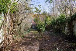 In de gegeerde buurt rond het Miljoenenkwartier in Gent ligt deze karaktervolle stadswoning met zuidgerichte tuin. Een zeldzame kans voor wie op zoek ...