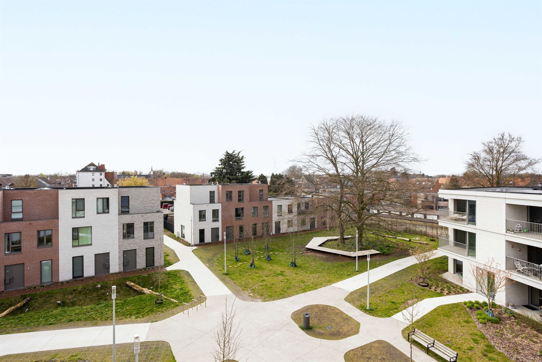 Nieuwbouwgevoel zonder wachten. In het recente project aan Louisapark 5 in Eeklo bevindt zich dit stijlvol penthouse dat meteen beschikbaar is. De res...