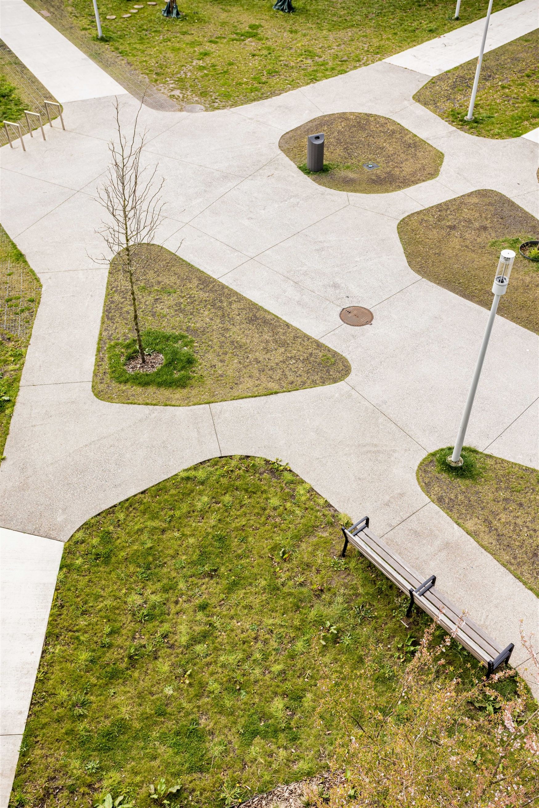 Nieuwbouwgevoel zonder wachten. In het recente project aan Louisapark 5 in Eeklo bevindt zich dit stijlvol penthouse dat meteen beschikbaar is. De res...