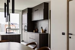 Nieuwbouwgevoel zonder wachten. In het recente project aan Louisapark 5 in Eeklo bevindt zich dit stijlvol penthouse dat meteen beschikbaar is. De res...