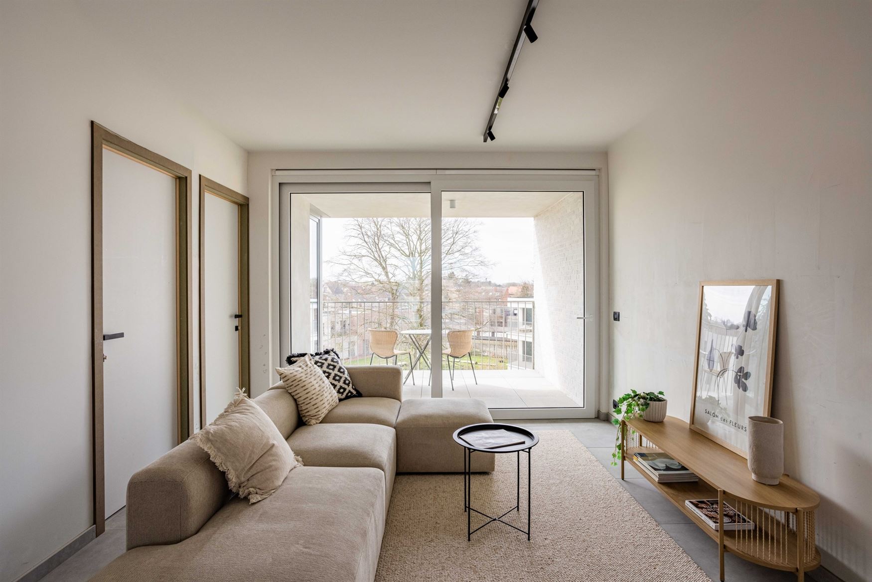 Nieuwbouwgevoel zonder wachten. In het recente project aan Louisapark 5 in Eeklo bevindt zich dit stijlvol penthouse dat meteen beschikbaar is. De res...