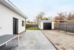 In de Hazestropdreef in Drongen staat deze volledig vernieuwde halfopen woning. Rustige en kindvriendelijke buurt, met Gent vlakbij. Hier woon je ruim...