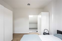 In de Hazestropdreef in Drongen staat deze volledig vernieuwde halfopen woning. Rustige en kindvriendelijke buurt, met Gent vlakbij. Hier woon je ruim...