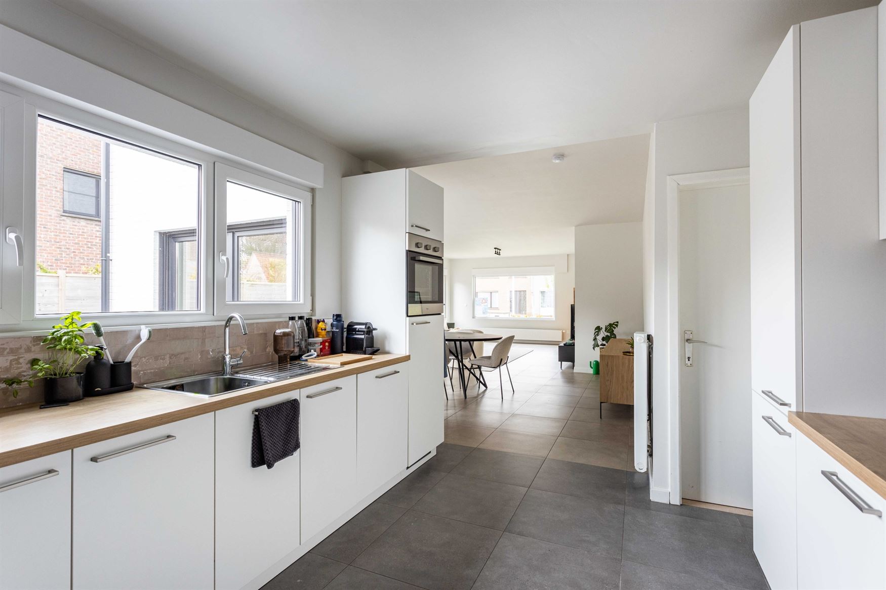 In de Hazestropdreef in Drongen staat deze volledig vernieuwde halfopen woning. Rustige en kindvriendelijke buurt, met Gent vlakbij. Hier woon je ruim...