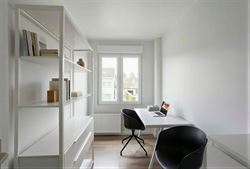 In de Hazestropdreef in Drongen staat deze volledig vernieuwde halfopen woning. Rustige en kindvriendelijke buurt, met Gent vlakbij. Hier woon je ruim...