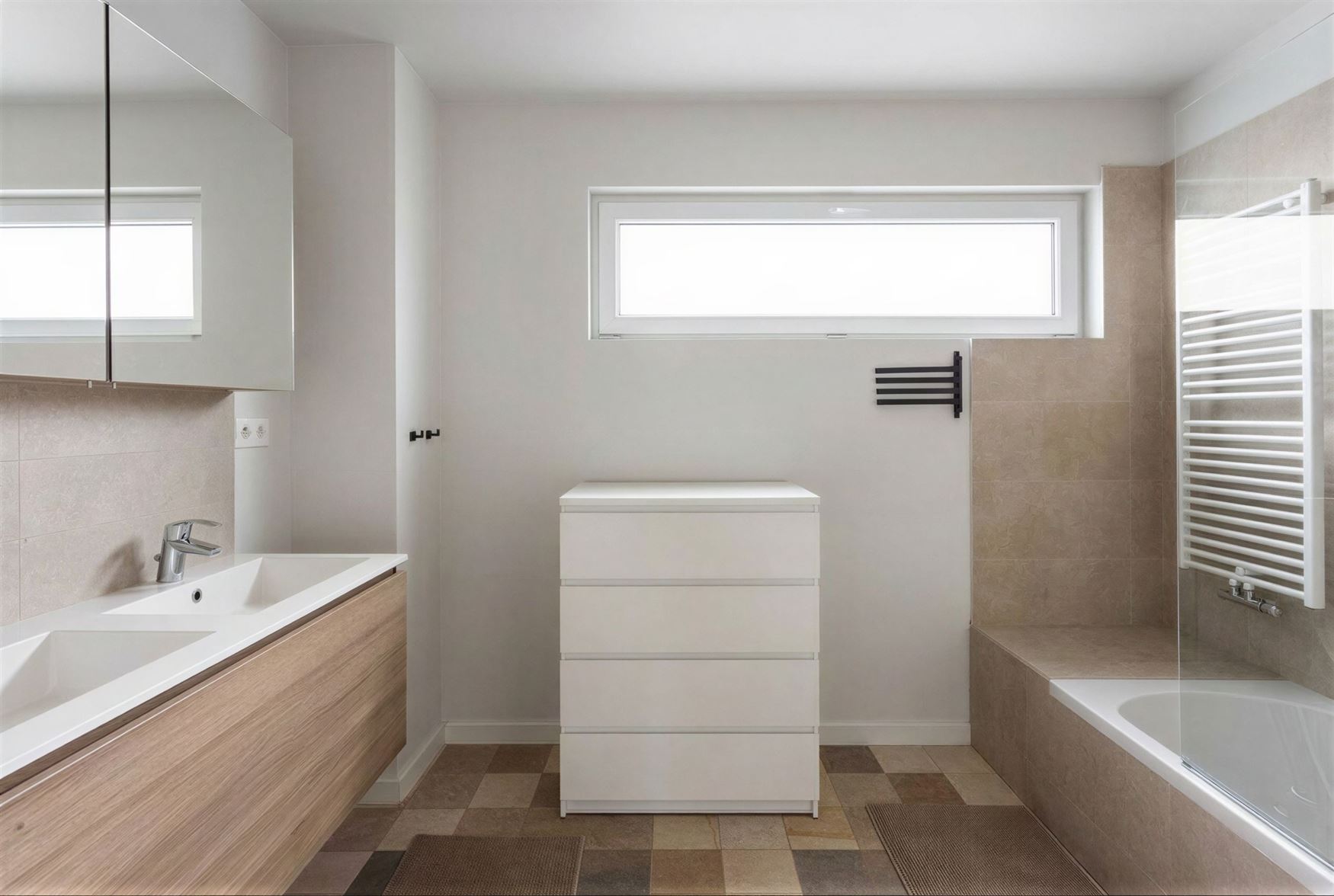 In de Hazestropdreef in Drongen staat deze volledig vernieuwde halfopen woning. Rustige en kindvriendelijke buurt, met Gent vlakbij. Hier woon je ruim...