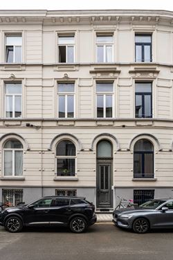 Investeren in Gent? Dan zit je hier goed. In de Lieven de Winnestraat, vlak bij de Coupure, ligt dit studentenhuis met 8 kamers. In een stad waar het ...