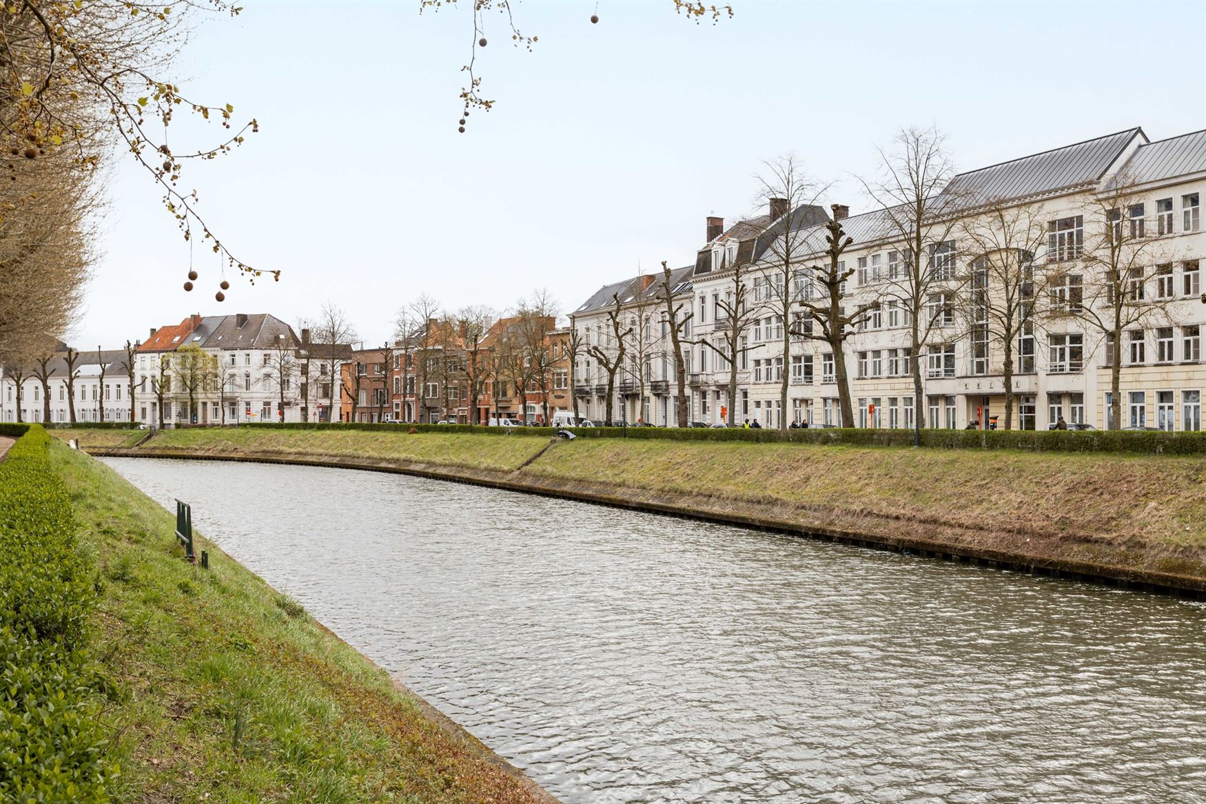 Investeren in Gent? Dan zit je hier goed. In de Lieven de Winnestraat, vlak bij de Coupure, ligt dit studentenhuis met 8 kamers. In een stad waar het ...