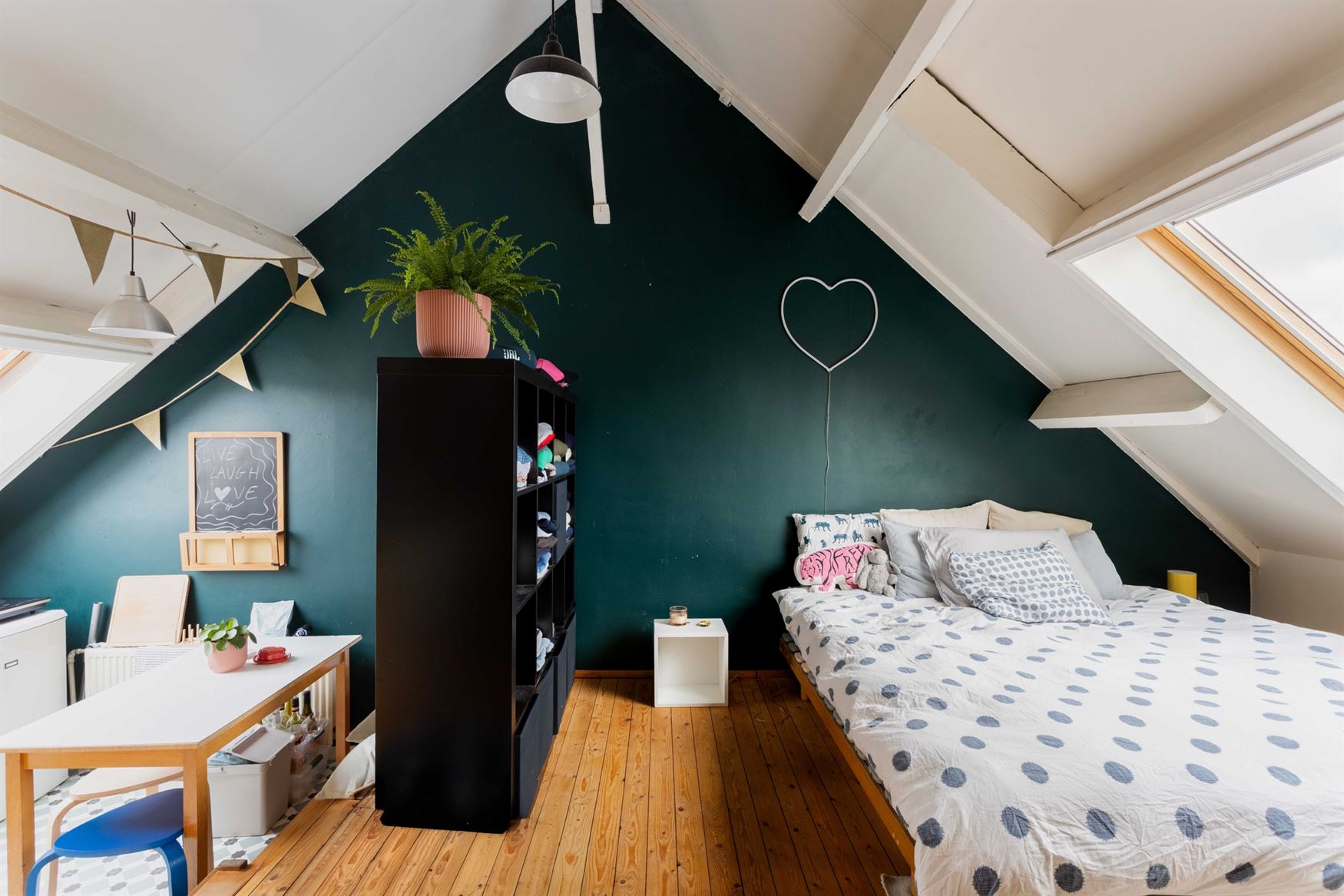 Investeren in Gent? Dan zit je hier goed. In de Lieven de Winnestraat, vlak bij de Coupure, ligt dit studentenhuis met 8 kamers. In een stad waar het ...