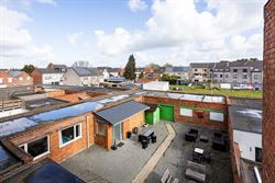 Op het Groenplein in Zelzate ligt dit sterk presterend opbrengsteigendom met een combinatie van handel en wonen. Een centrale ligging, volledig verhuu...