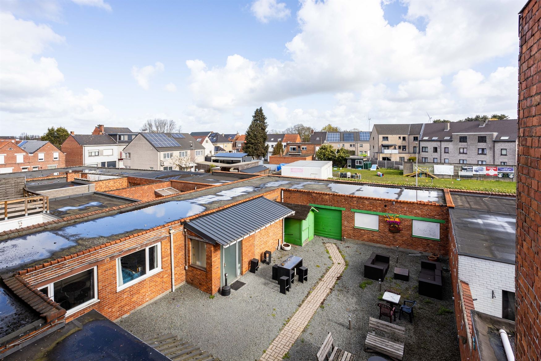 Op het Groenplein in Zelzate ligt dit sterk presterend opbrengsteigendom met een combinatie van handel en wonen. Een centrale ligging, volledig verhuu...