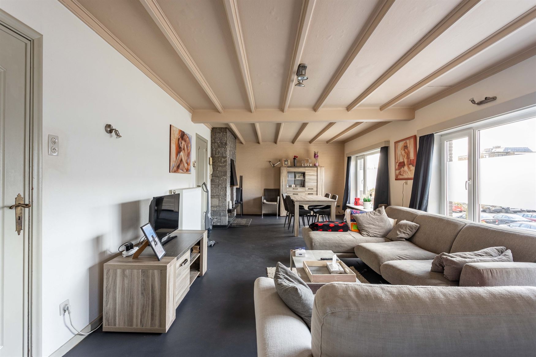Op het Groenplein in Zelzate ligt dit sterk presterend opbrengsteigendom met een combinatie van handel en wonen. Een centrale ligging, volledig verhuu...