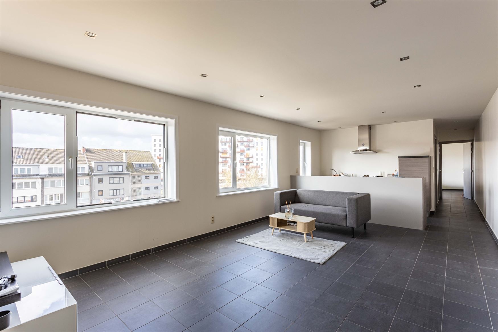 Op het Groenplein in Zelzate ligt dit sterk presterend opbrengsteigendom met een combinatie van handel en wonen. Een centrale ligging, volledig verhuu...