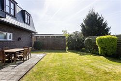 Deze open bebouwing combineert een aangename ligging met verrassend veel woonvolume. Met een bewoonbare oppervlakte van 264 m² geniet u hier van ruim...