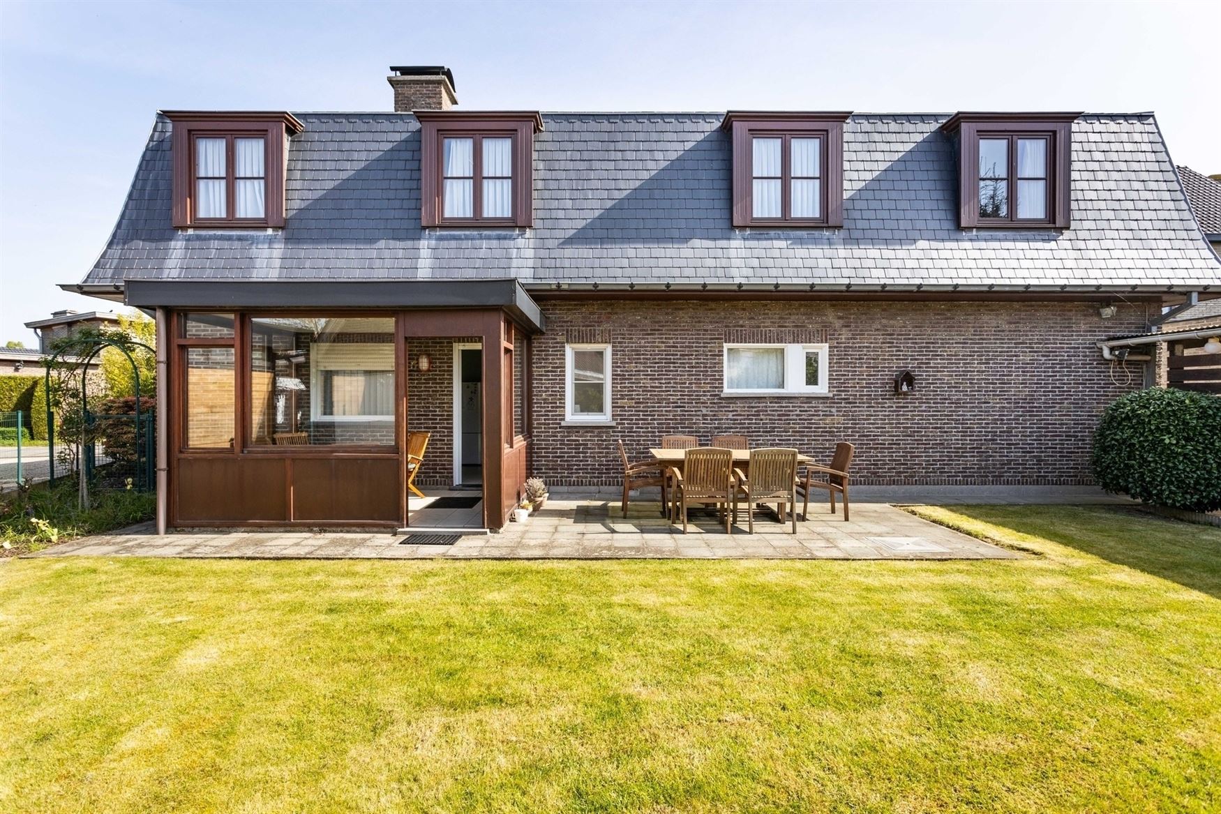 Deze open bebouwing combineert een aangename ligging met verrassend veel woonvolume. Met een bewoonbare oppervlakte van 264 m² geniet u hier van ruim...