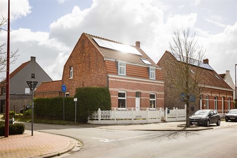 In het hart van het charmante Hansbeke, vindt u deze karaktervolle woning die authenticiteit en hedendaags wooncomfort mooi weet te combineren. De won...