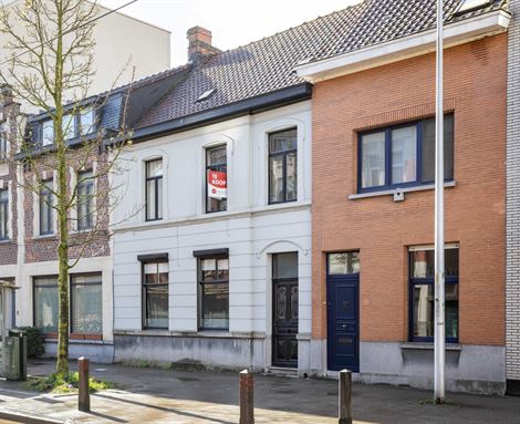 In de gegeerde buurt rond het Miljoenenkwartier in Gent ligt deze karaktervolle stadswoning met zuidgerichte tuin. Een zeldzame kans voor wie op zoek ...