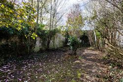 In de gegeerde buurt rond het Miljoenenkwartier in Gent ligt deze karaktervolle stadswoning met zuidgerichte tuin. Een zeldzame kans voor wie op zoek ...
