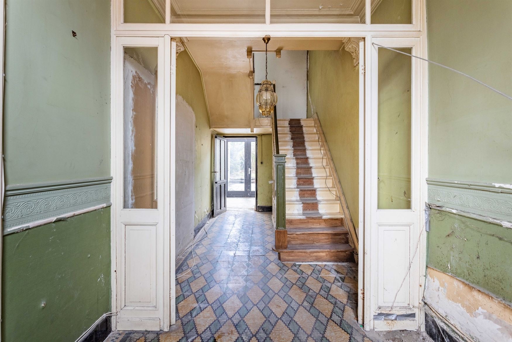 In de gegeerde buurt rond het Miljoenenkwartier in Gent ligt deze karaktervolle stadswoning met zuidgerichte tuin. Een zeldzame kans voor wie op zoek ...