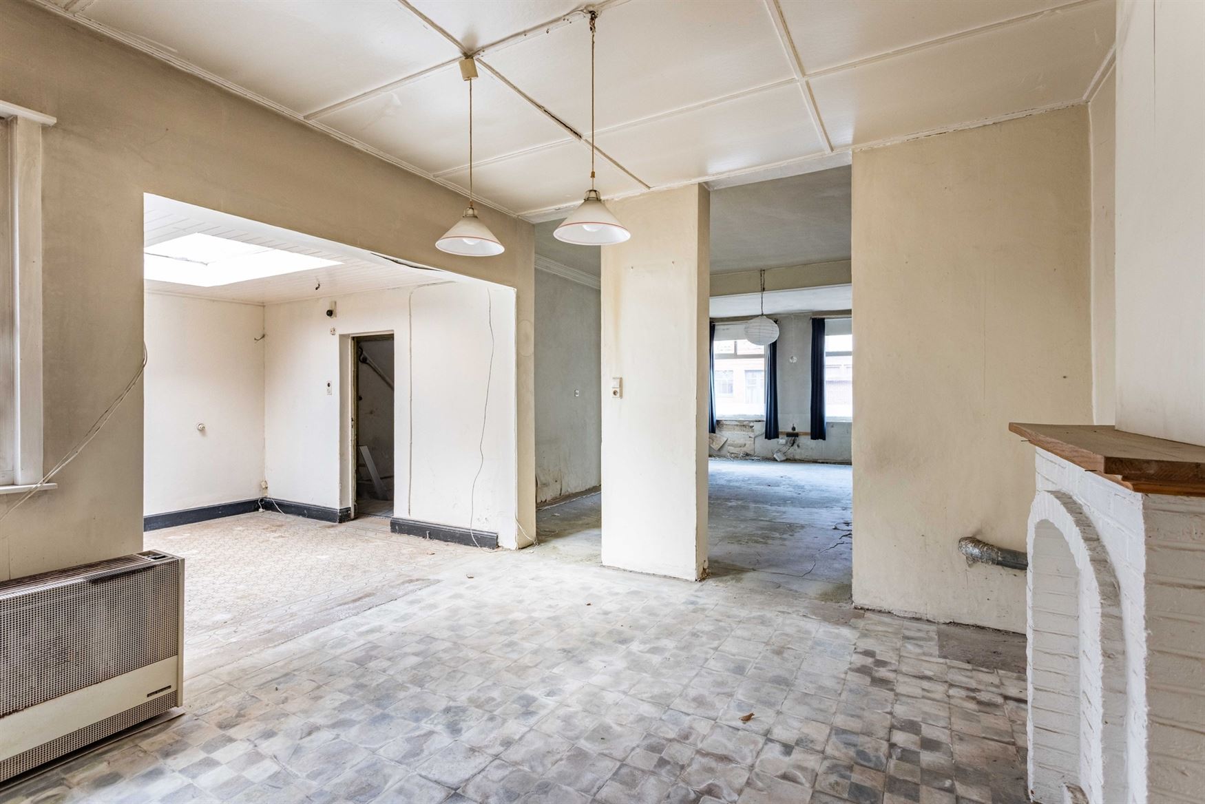 In de gegeerde buurt rond het Miljoenenkwartier in Gent ligt deze karaktervolle stadswoning met zuidgerichte tuin. Een zeldzame kans voor wie op zoek ...