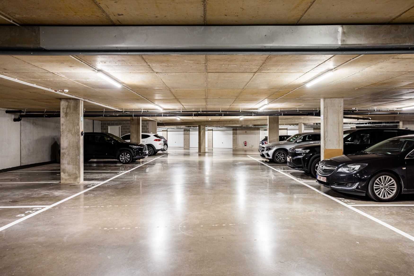 Nieuwbouwgevoel zonder wachten. In het recente project aan Louisapark 5 in Eeklo bevindt zich dit stijlvol penthouse dat meteen beschikbaar is. De res...