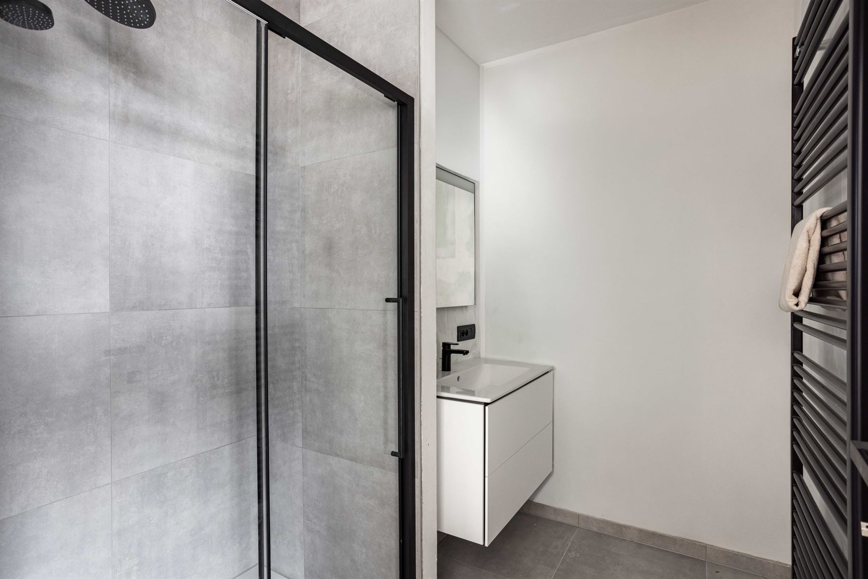 Nieuwbouwgevoel zonder wachten. In het recente project aan Louisapark 5 in Eeklo bevindt zich dit stijlvol penthouse dat meteen beschikbaar is. De res...