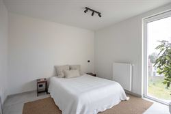 Nieuwbouwgevoel zonder wachten. In het recente project aan Louisapark 5 in Eeklo bevindt zich dit stijlvol penthouse dat meteen beschikbaar is. De res...