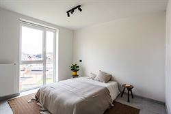 Nieuwbouwgevoel zonder wachten. In het recente project aan Louisapark 5 in Eeklo bevindt zich dit stijlvol penthouse dat meteen beschikbaar is. De res...