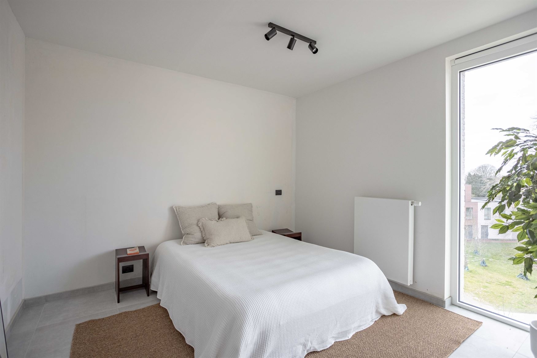 Nieuwbouwgevoel zonder wachten. In het recente project aan Louisapark 5 in Eeklo bevindt zich dit stijlvol penthouse dat meteen beschikbaar is. De res...