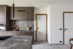 Nieuwbouwgevoel zonder wachten. In het recente project aan Louisapark 5 in Eeklo bevindt zich dit stijlvol penthouse dat meteen beschikbaar is. De res...