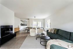 In de Hazestropdreef in Drongen staat deze volledig vernieuwde halfopen woning. Rustige en kindvriendelijke buurt, met Gent vlakbij. Hier woon je ruim...