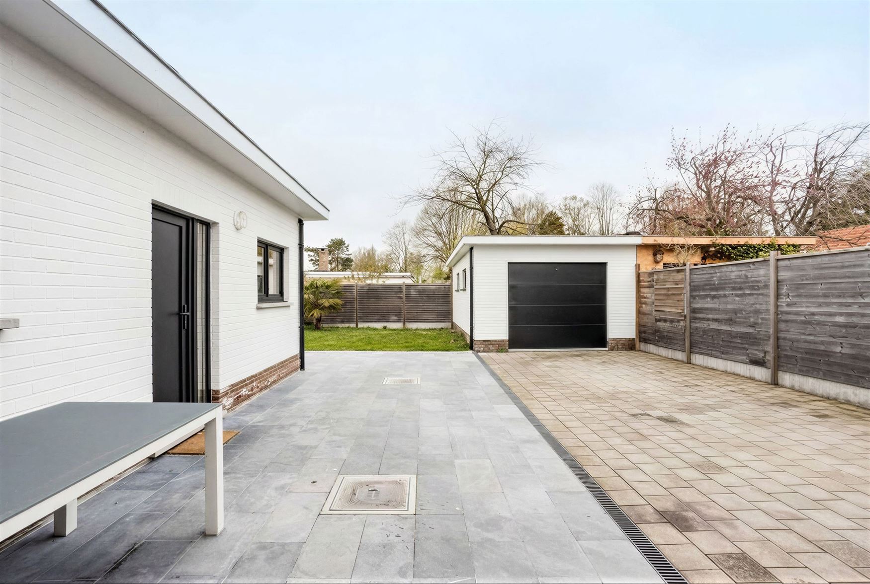 In de Hazestropdreef in Drongen staat deze volledig vernieuwde halfopen woning. Rustige en kindvriendelijke buurt, met Gent vlakbij. Hier woon je ruim...