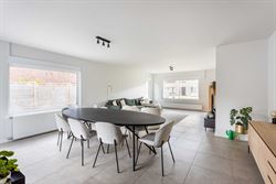 In de Hazestropdreef in Drongen staat deze volledig vernieuwde halfopen woning. Rustige en kindvriendelijke buurt, met Gent vlakbij. Hier woon je ruim...