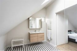 In de Hazestropdreef in Drongen staat deze volledig vernieuwde halfopen woning. Rustige en kindvriendelijke buurt, met Gent vlakbij. Hier woon je ruim...