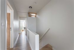 In de Hazestropdreef in Drongen staat deze volledig vernieuwde halfopen woning. Rustige en kindvriendelijke buurt, met Gent vlakbij. Hier woon je ruim...