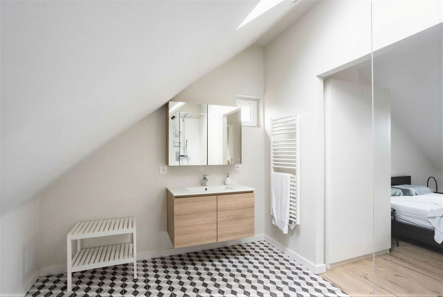 In de Hazestropdreef in Drongen staat deze volledig vernieuwde halfopen woning. Rustige en kindvriendelijke buurt, met Gent vlakbij. Hier woon je ruim...