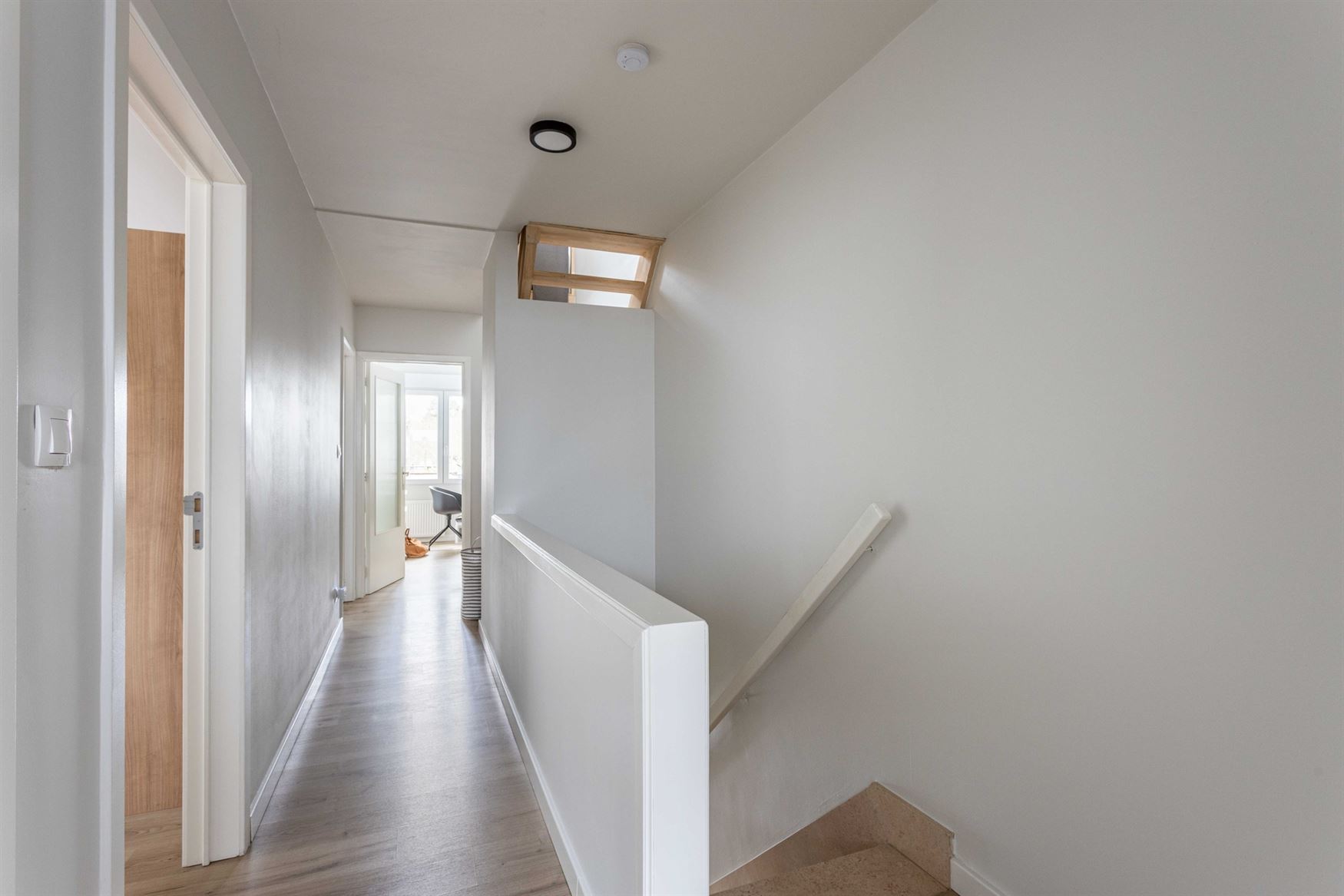 In de Hazestropdreef in Drongen staat deze volledig vernieuwde halfopen woning. Rustige en kindvriendelijke buurt, met Gent vlakbij. Hier woon je ruim...