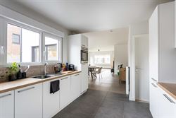 In de Hazestropdreef in Drongen staat deze volledig vernieuwde halfopen woning. Rustige en kindvriendelijke buurt, met Gent vlakbij. Hier woon je ruim...